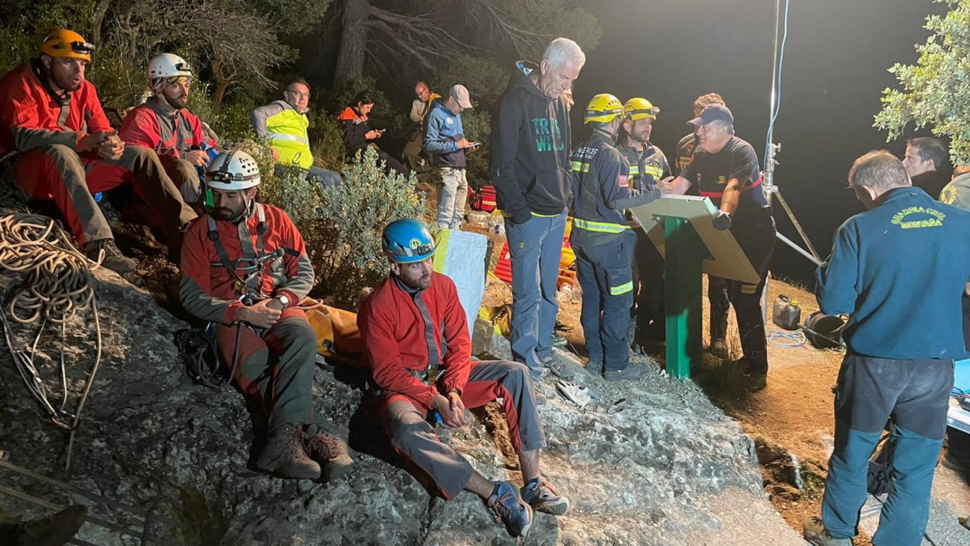 Amplio despliegue en la Sierra de María para rescatar a una murciana en una cueva 