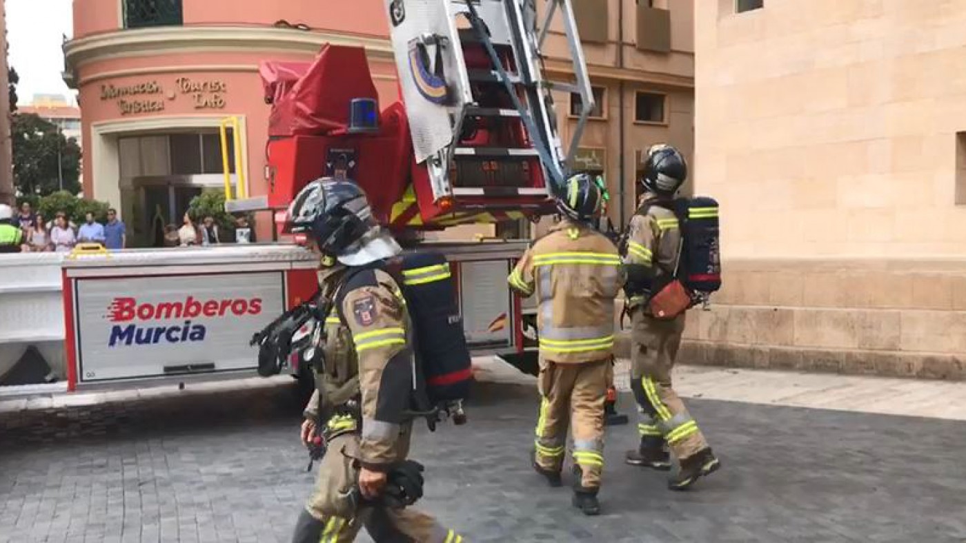 Actuación de los bomberos en el edificio Moneo del Ayuntamiento de Murcia