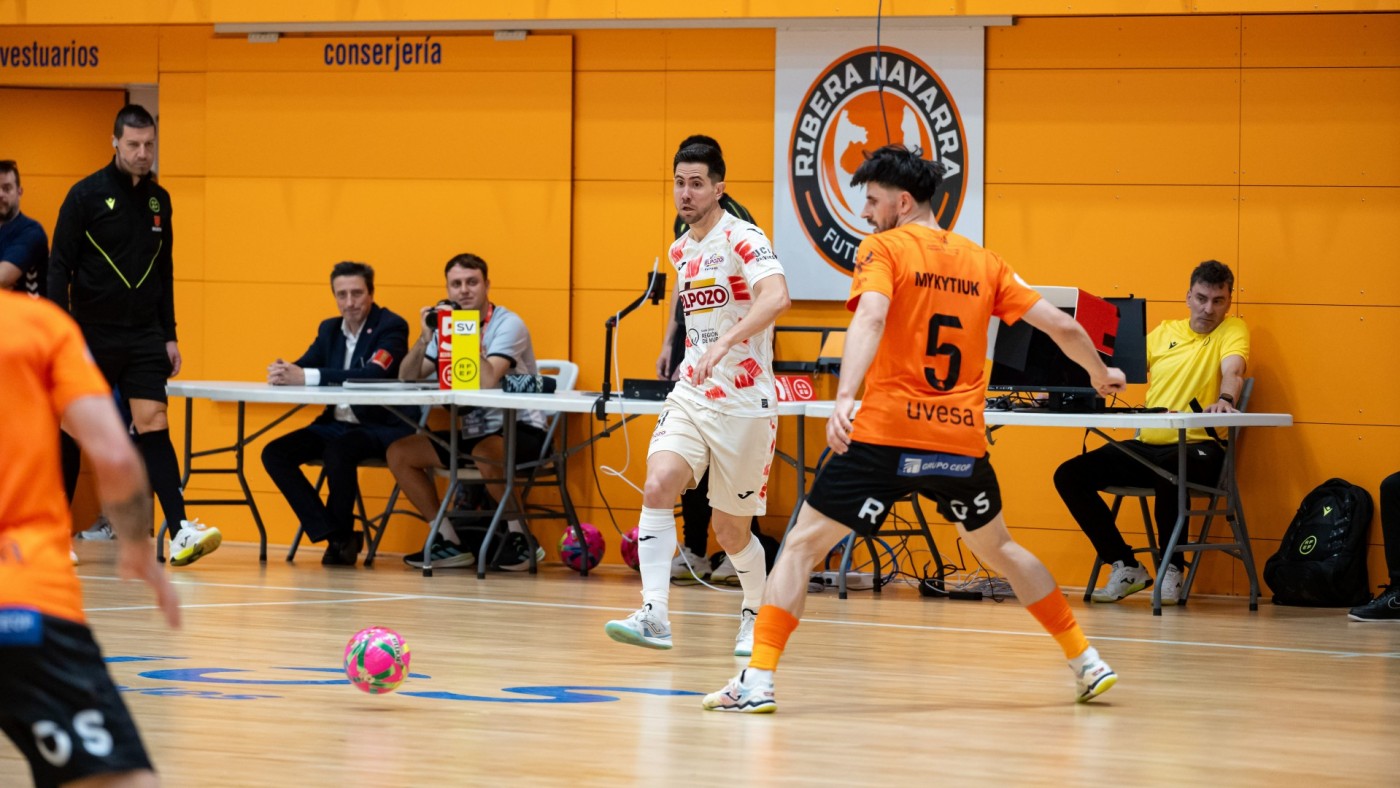 ElPozo tropieza ante el colista y pierde el liderato 