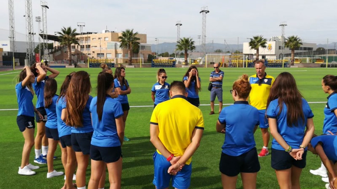 Charla del técnico Randry a sus chicas antes del partido (foto: Alhama Féminas)