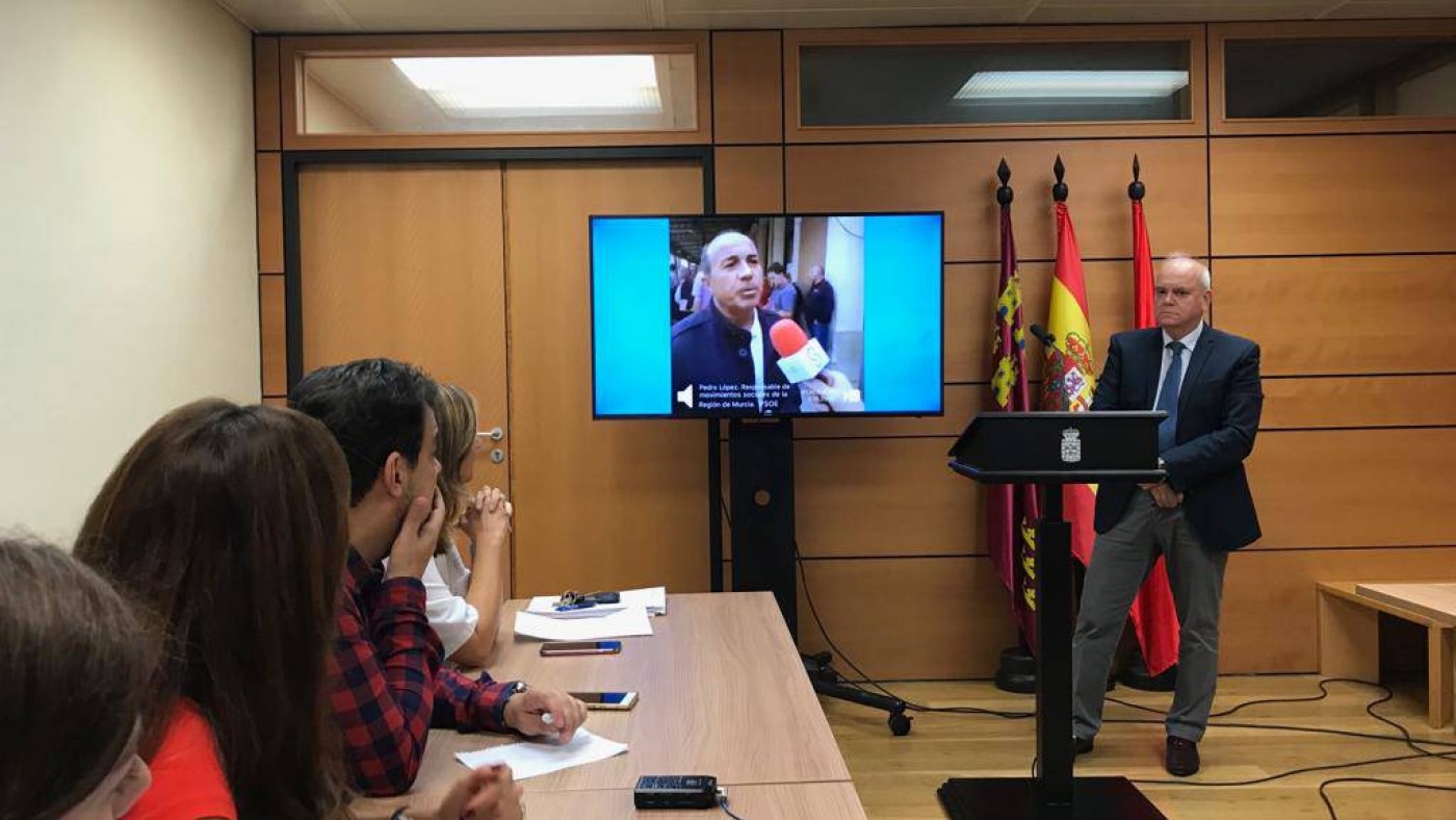 Martínez-Oliva muestra el vídeo del socialista Pedro López