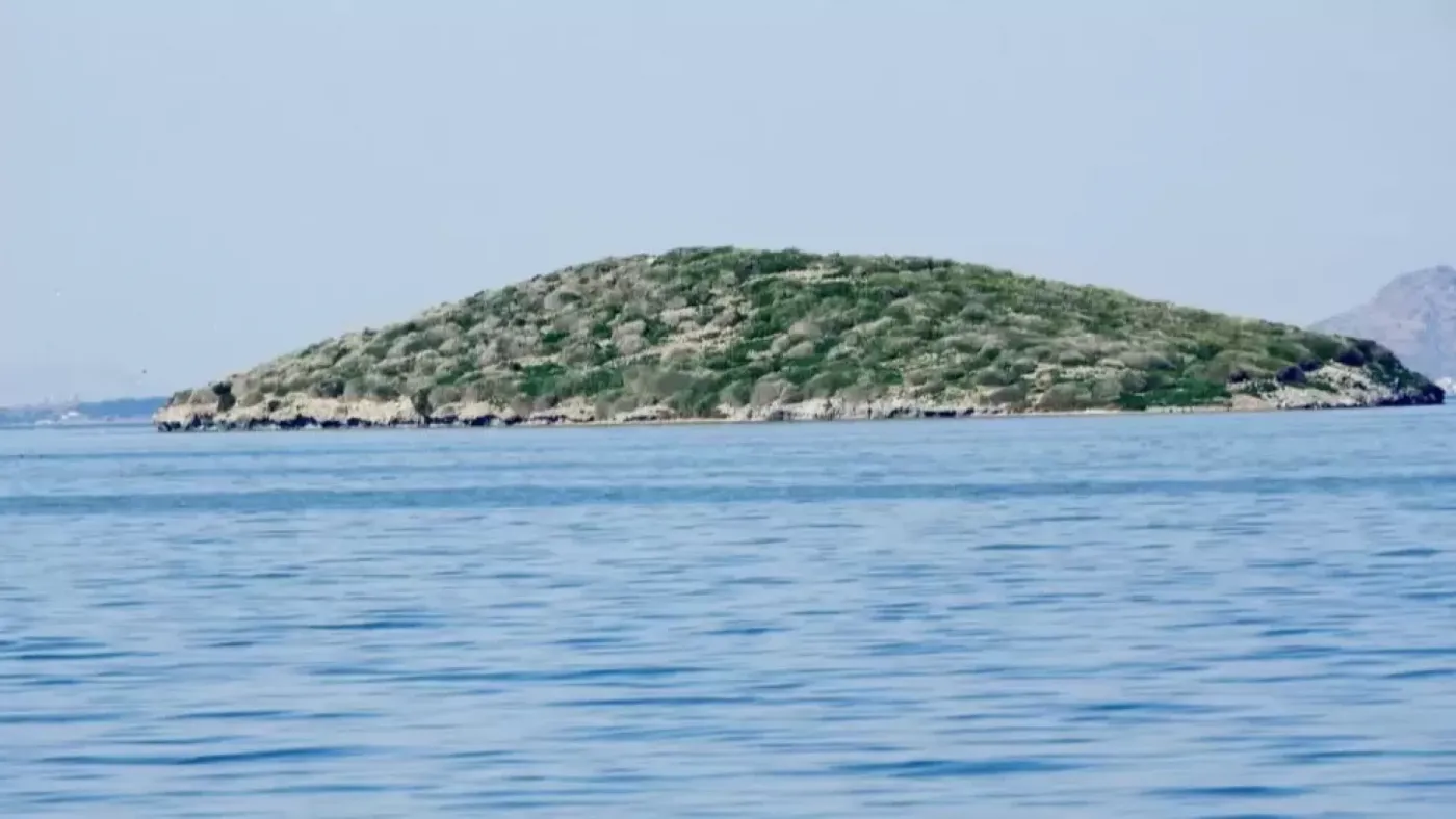 Cinco heridos en una colisión marítima contra una isla en La Manga