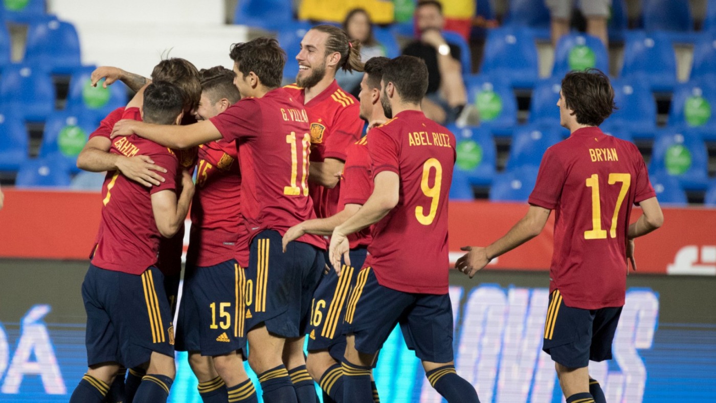 Gonzalo Villar y Abel Ruiz se abrazan con sus compañeros tras uno de los goles de España.