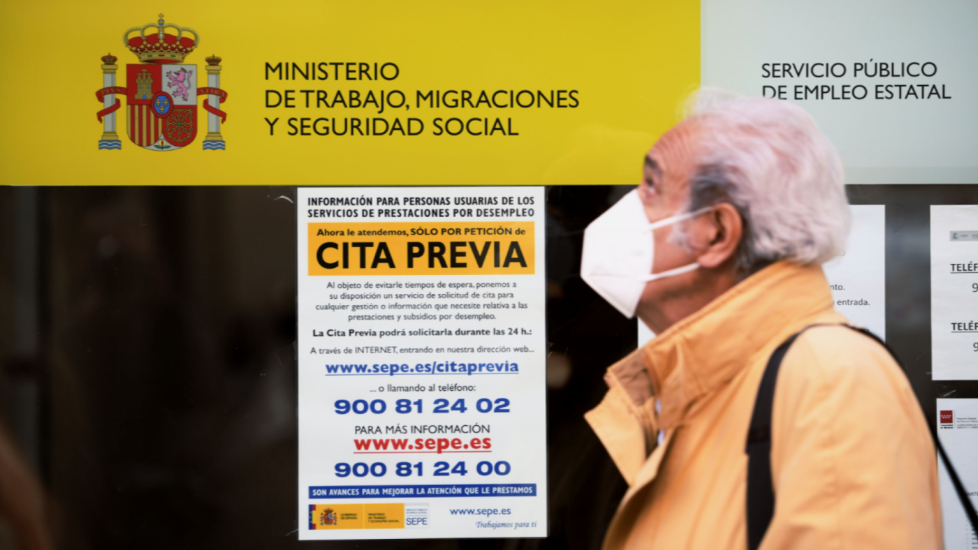 hombre delante de una oficina de empleo