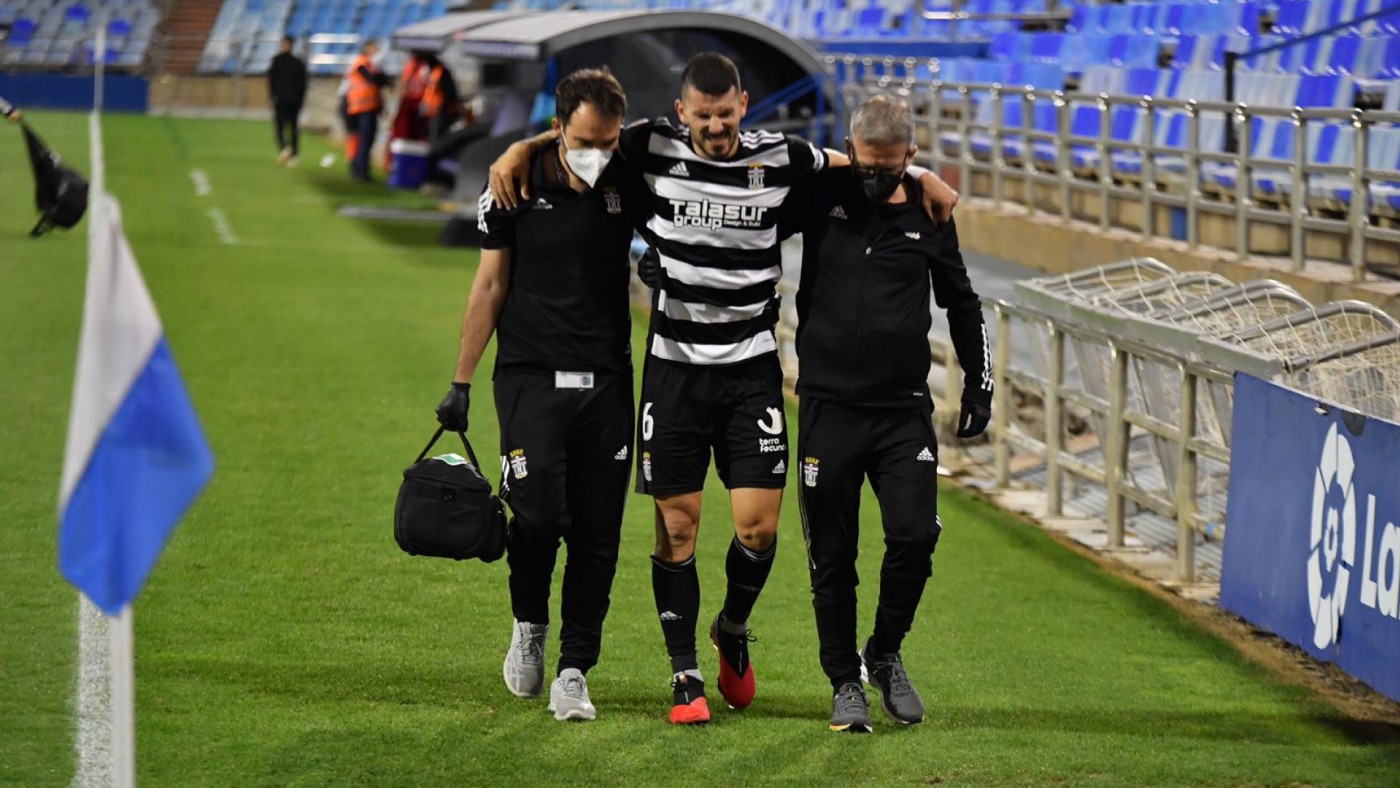 Toni Datkovic sale lesionado del terreno de juego en La Romareda