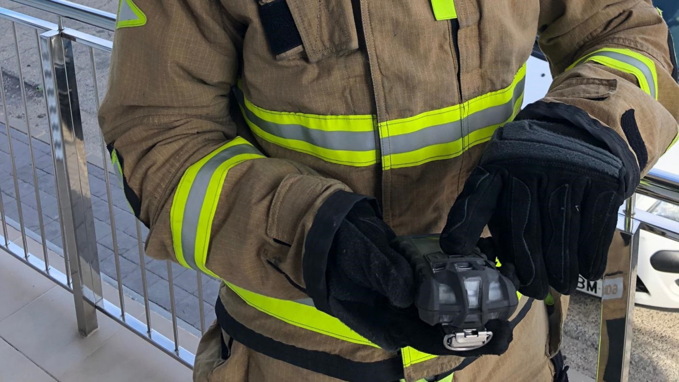 Un bombero muestra un medidor de CO2