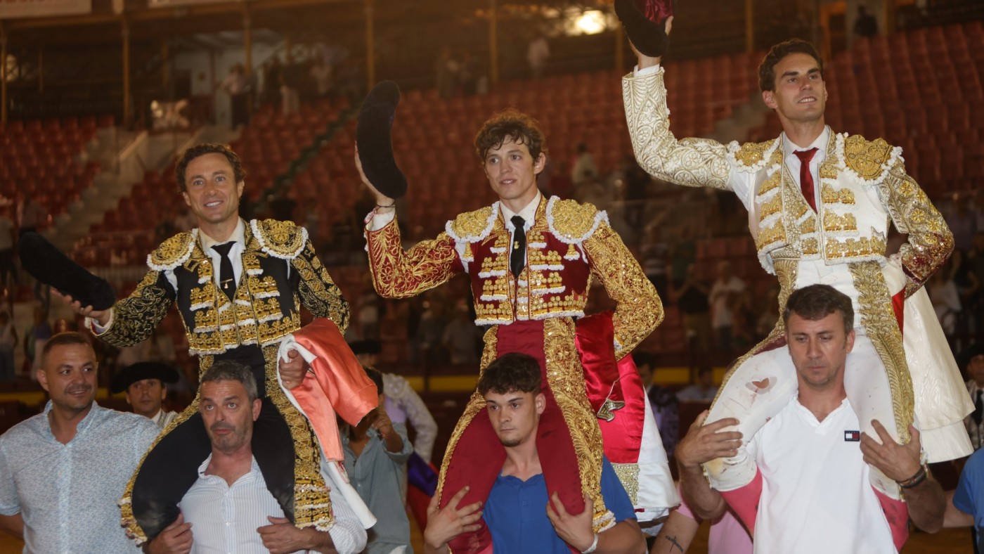 Rafaelillo, Fernando Adrián y Jorge Martínez se reparten la ‘Puerta Grande’ 