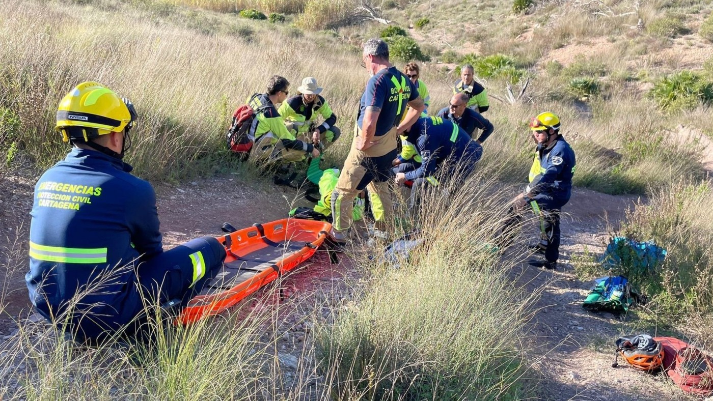 Rescatan y trasladan al hospital a un excursionista accidentado en Cartagena
