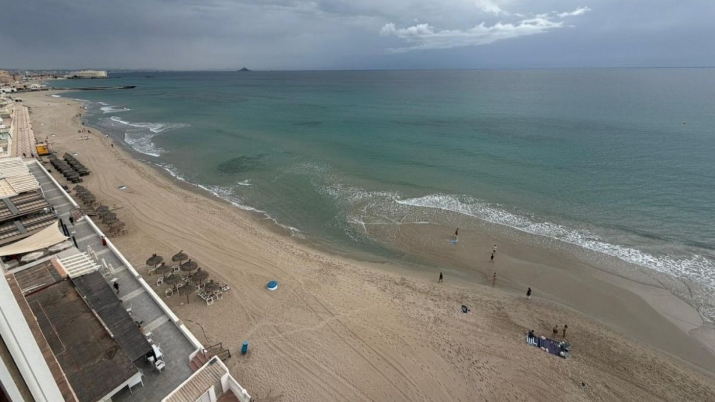 El mar se retira varios metros en las playas de La Manga y se prohíbe el baño por precaución