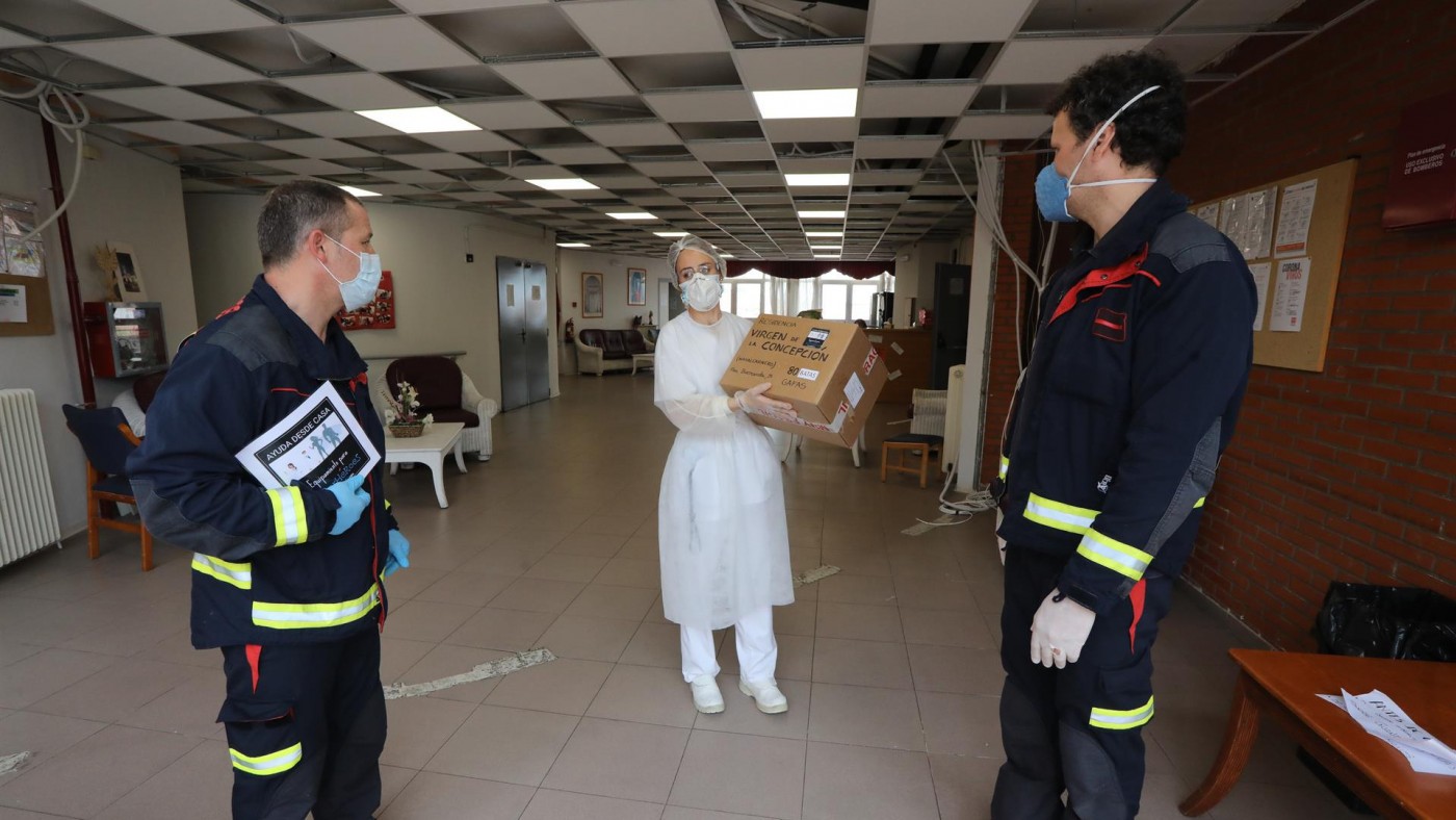 Bomberos entregan material sanitario a una residencia en Madrid