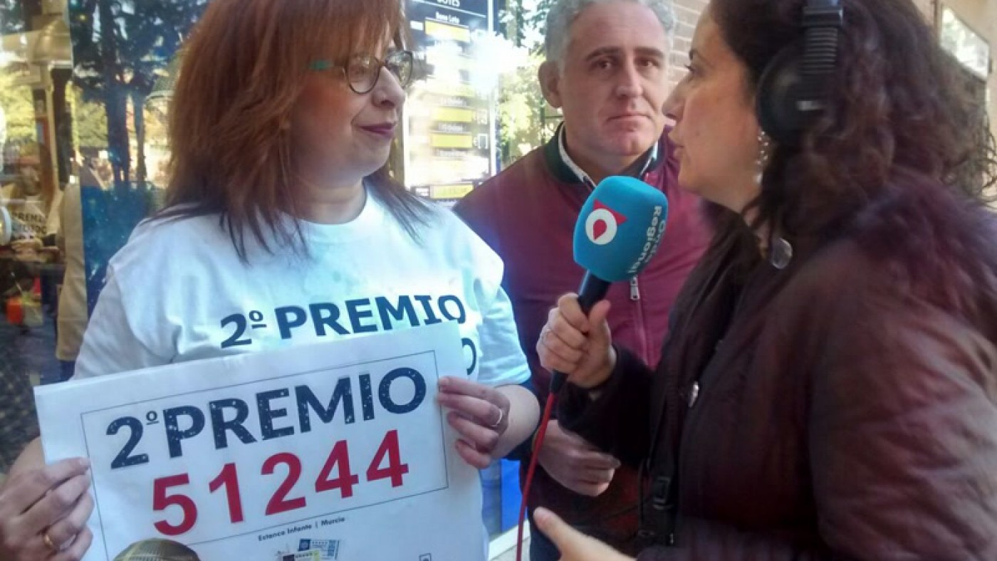 Nuestra compañera Marta Ferrero entrevista a la lotera de la administración de Murcia que ha repartido el 2º premio