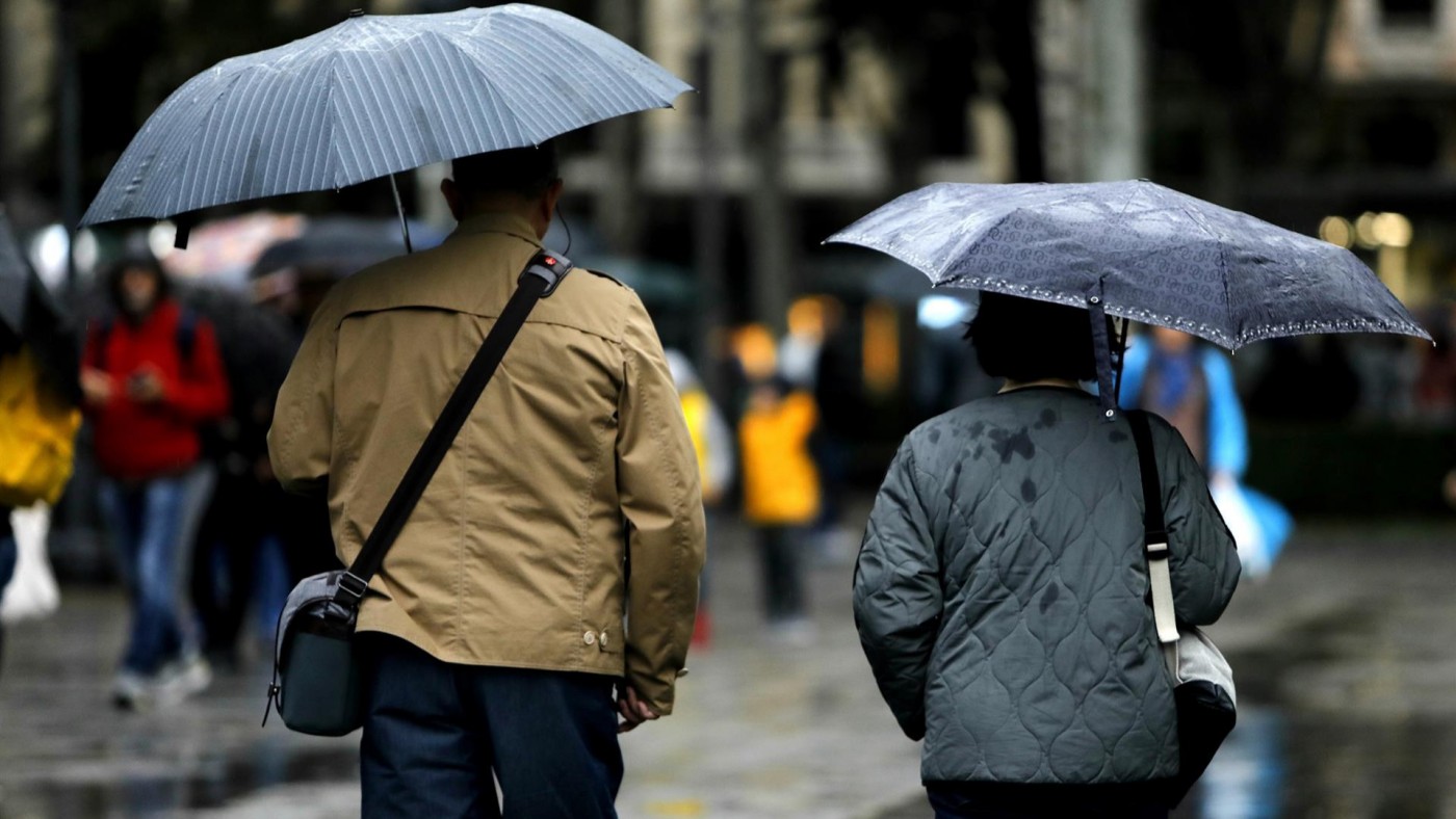Imagen de gente con paraguas