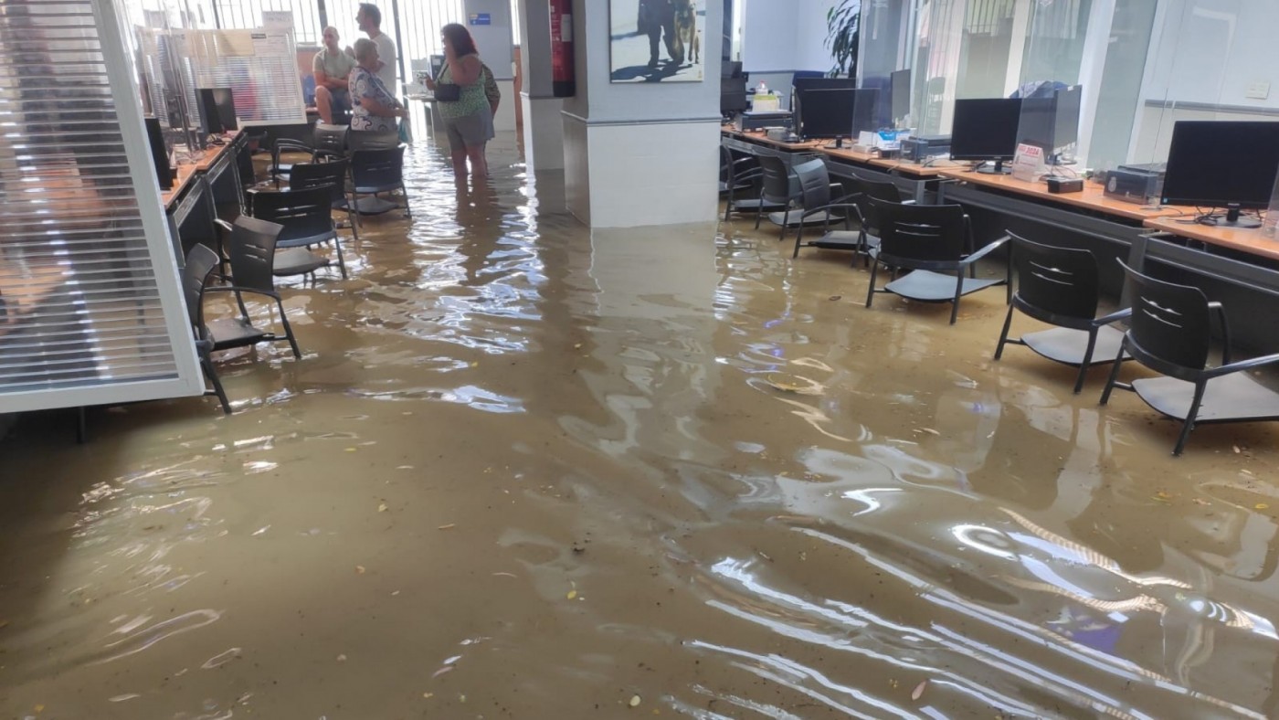 Cierra la oficina de expedición de DNI de Isaac Albéniz, inundada por la tormenta del miércoles