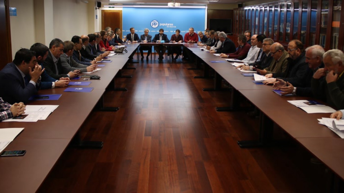 Reunión en la sede del PP de Murcia con agricultores y regantes