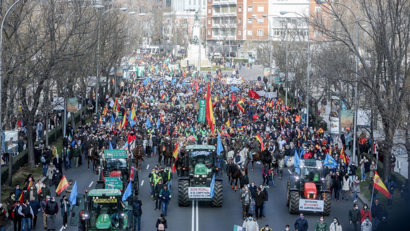 Miles de personas se manifiestan en Madrid contra las leyes que afectan al mundo rural