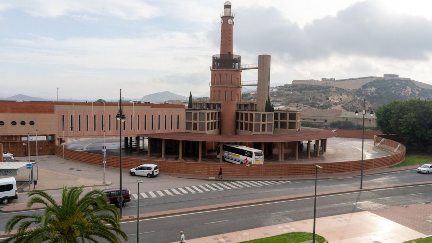 Los estudiantes de la Politécnica piden una sala de estudios en la estación de autobuses