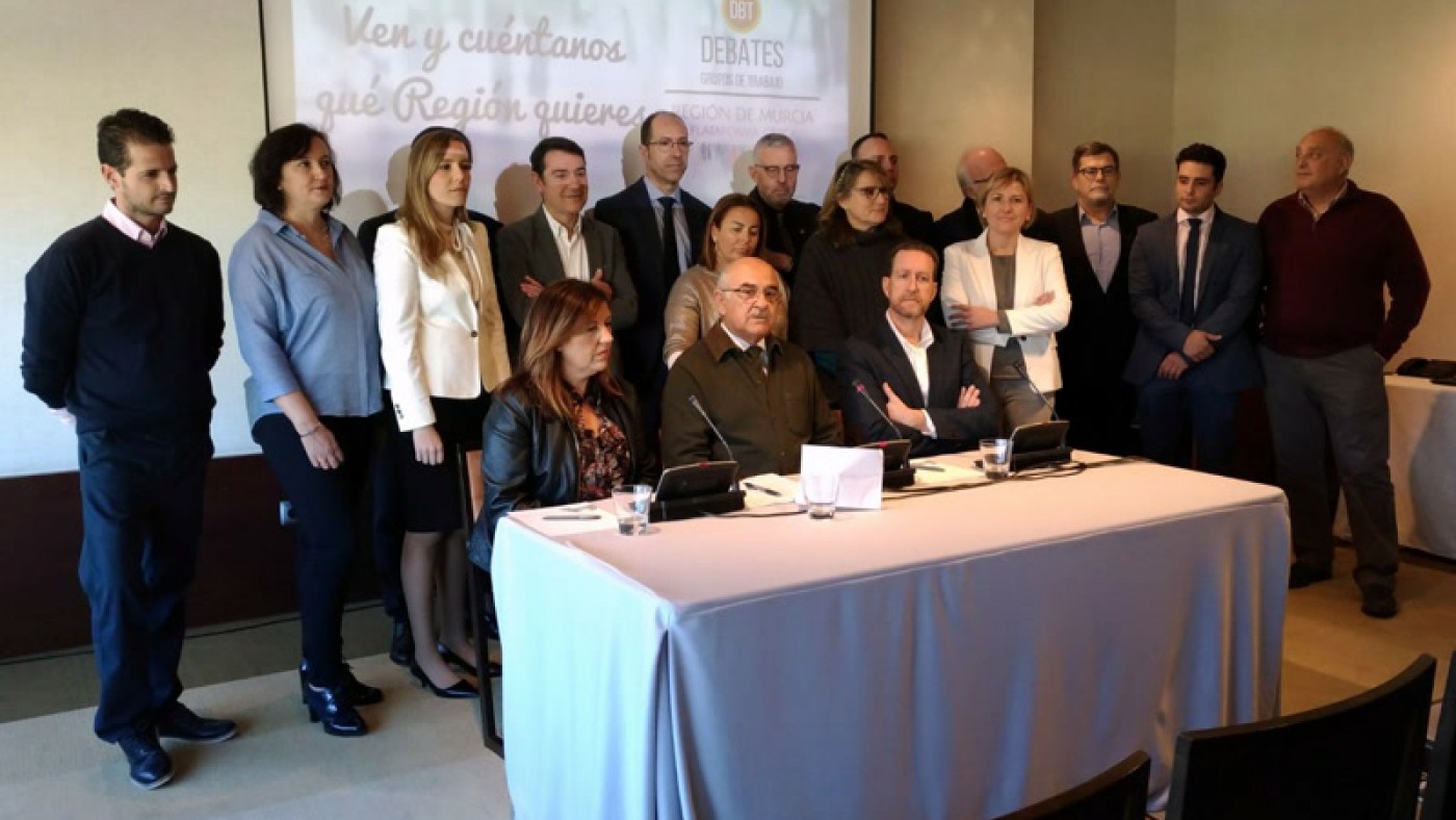 Garre junto a los miembros de la Plataforma Cívica Región de Murcia constituida recientemente