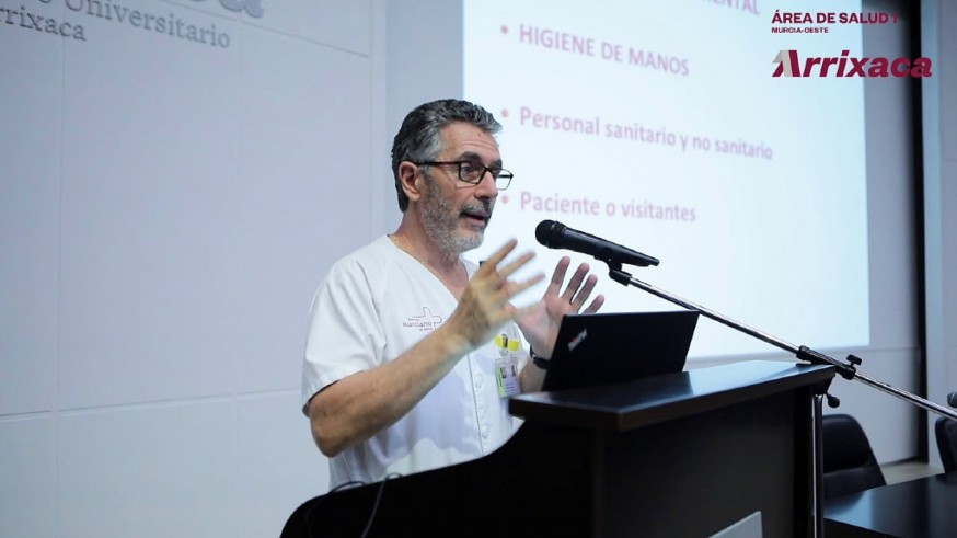 El vacunólogo Alberto Torres ofreciendo una conferencia