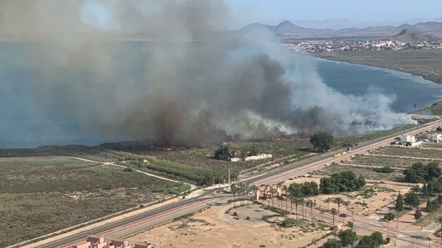 Declarado un incendio forestal en zona de especial protección para las aves en terrenos militar de Los Alcázares