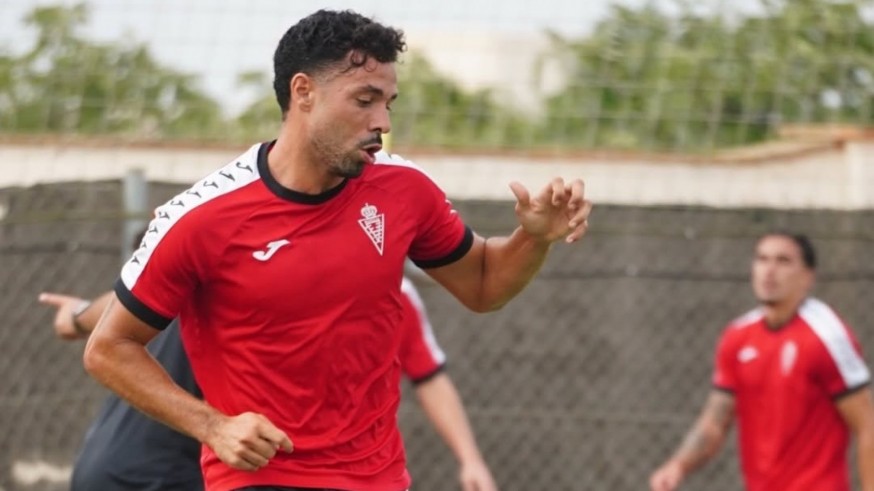 Álvaro Bustos se gana una segunda vida en el Real Murcia