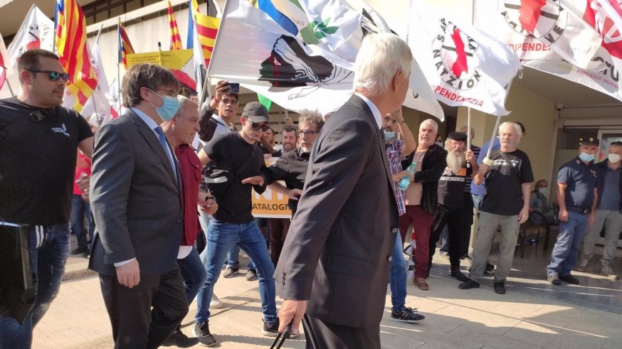 Puigdemont, a su llegada al tribunal de Sassari.