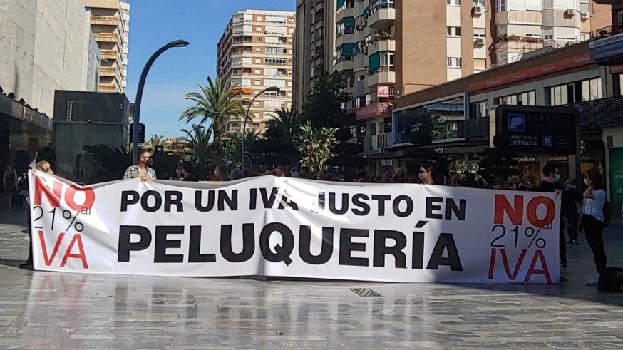 La protesta de los peluqueros se ha repetido también en Murcia