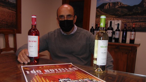 Juan Miguel Benítez con los dos nuevos vinos de Bodegas Alceño