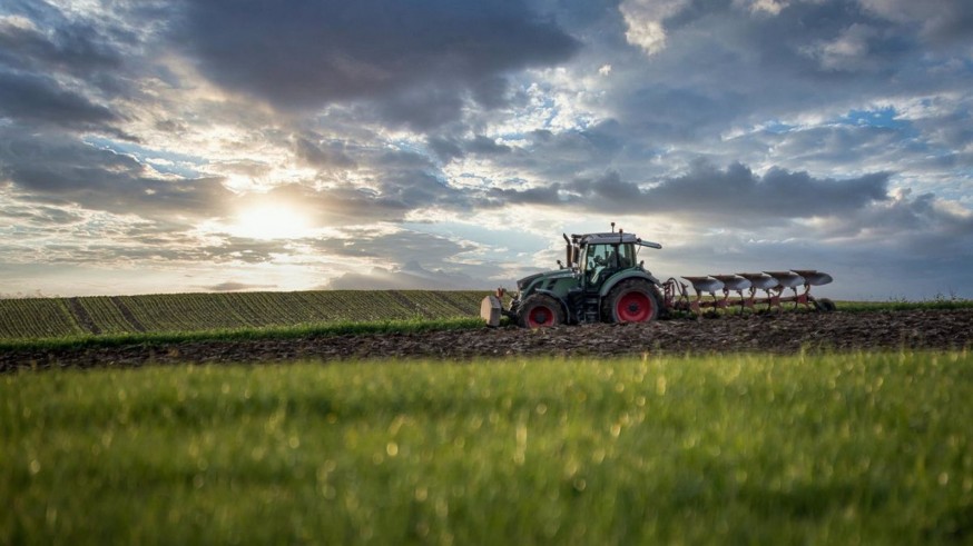 Imagen de archivo de tractor en el campo