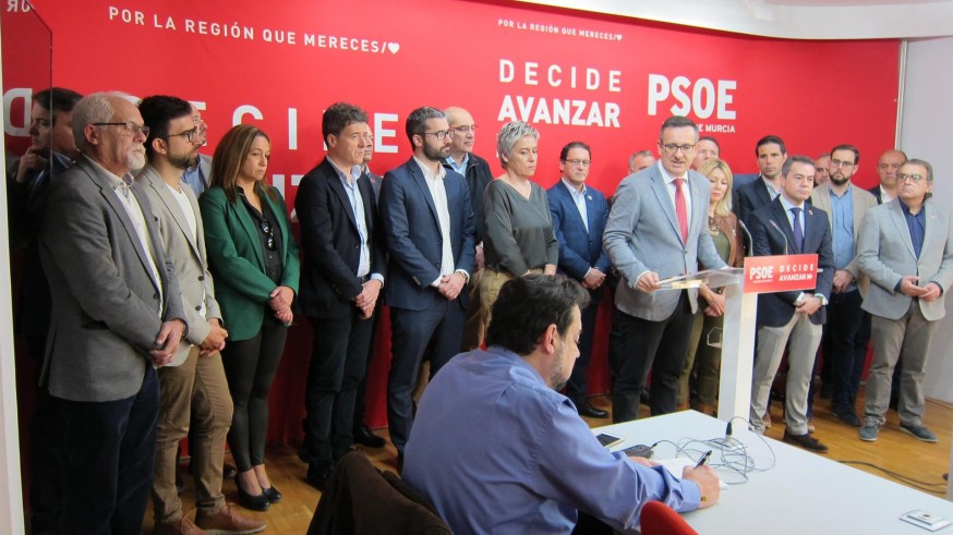 Conesa acompañado por los alcaldes socialistas.