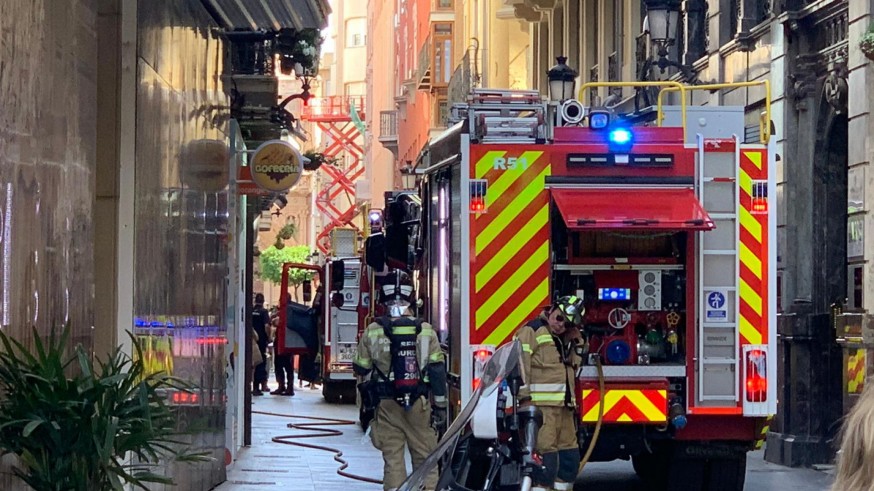 Arde una clínica estética situada en la segunda planta de un edificio de 7 alturas en la calle Trapería de Murcia