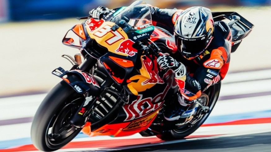 Acosta se sube al podio en la fiesta de Marc Márquez