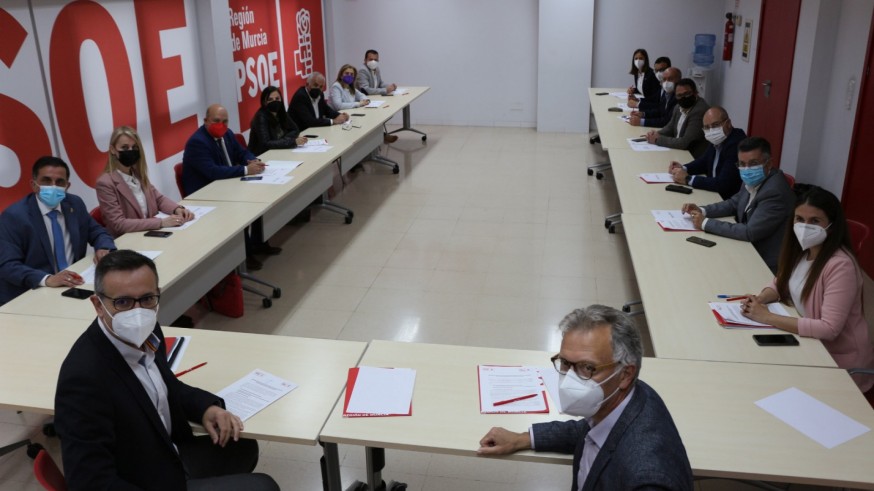 Reunión de los representantes del PSRM y el PSPV, esta mañana, en Murcia. PSOE
