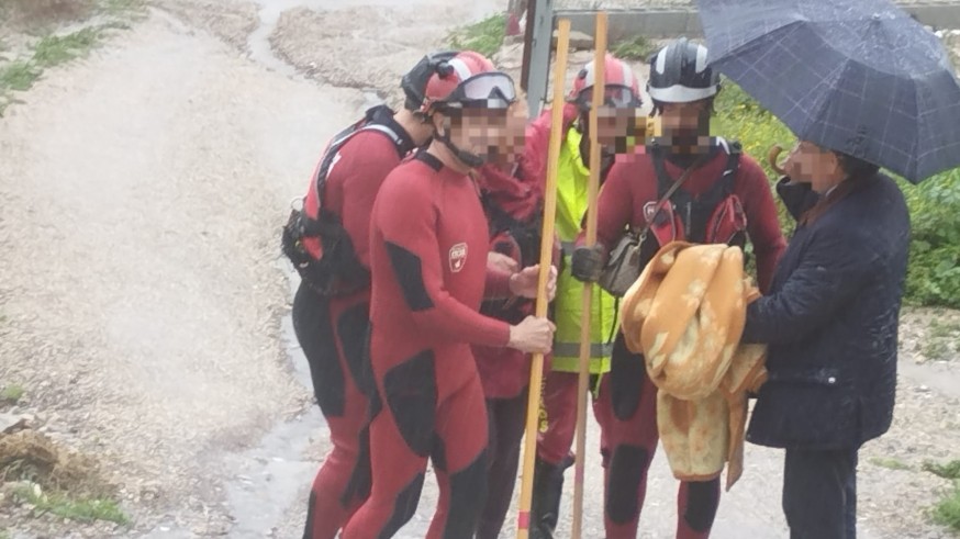 Bomberos salvan a una mujer alemana cuyo coche era arrastrado por el agua en Lorca