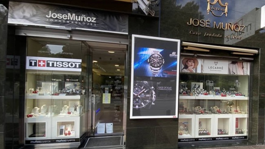 Regalos de Navidad. Joyas de moda y el oro como inversión