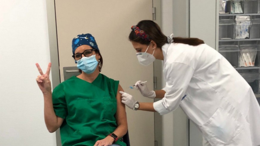 Una profesional sanitaria recibe la vacuna. Foto: Área 2 de Salud en Cartagena