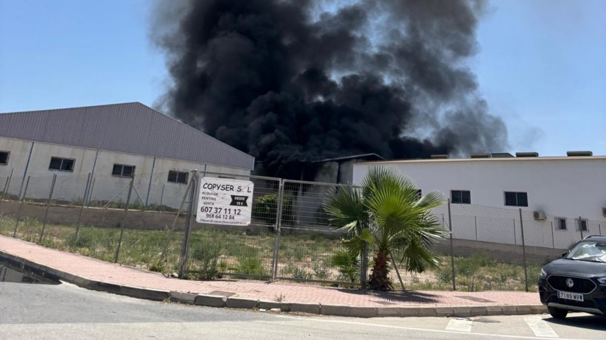 "Situación bastante controlada" en el incendio de dos naves en Alhama de Murcia