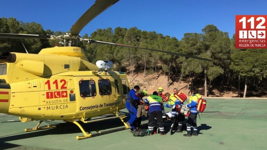 Brigadas y un helicóptero intentan controlar un incendio forestal en Algezares 