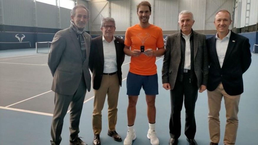 Rafa Nadal recibe la insignia de oro y el título de socio de honor del Real Murcia Club de Tenis 1919