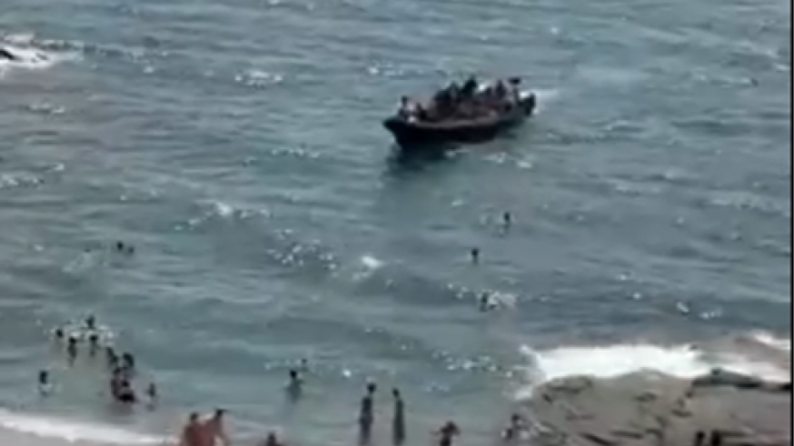 Una patera con decenas de migrantes llega a la Cala del Barco, en Cartagena