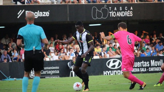 Moussa con el balón (foto: FC Cartagena)