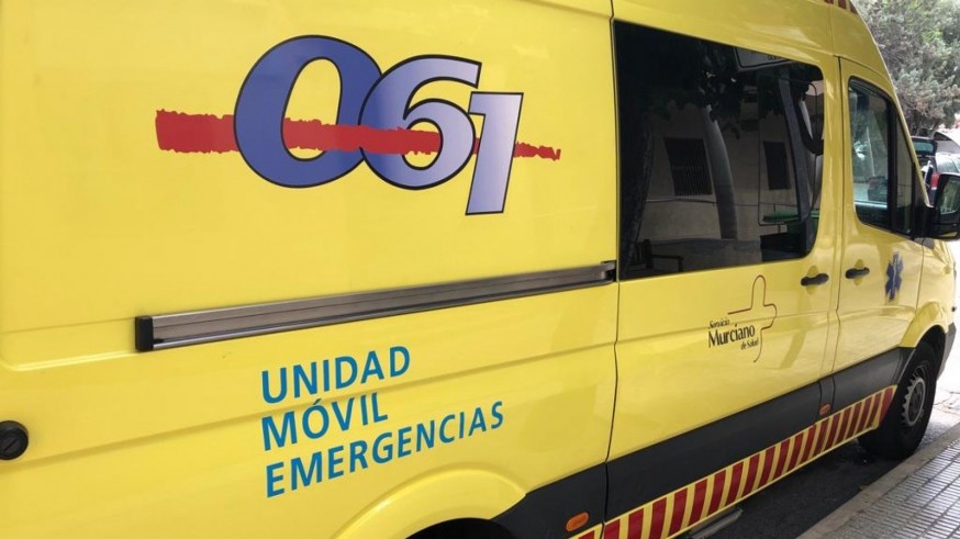Cinco trabajadores heridos leves al chocar su autobús contra un coche en Cartagena