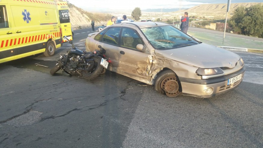 Accidente entre la motocicleta y un vehículo en Cieza 