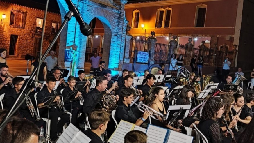 A bombo y platillo. Las bandas de música: el alma de las fiestas y el motor cultural de la Región de Murcia