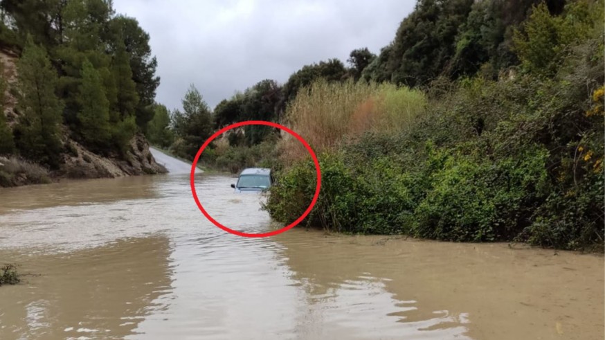 Rescatan en Moratalla a un hombre atrapado en su vehículo en el cauce del río Alhárabe