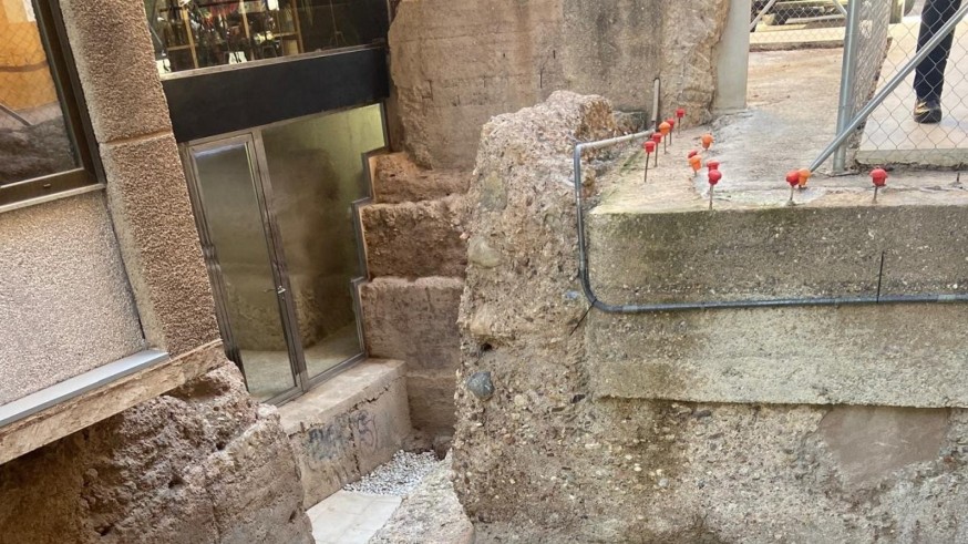 Los restos de la muralla de la calle Sagasta se podrán visitar este verano 