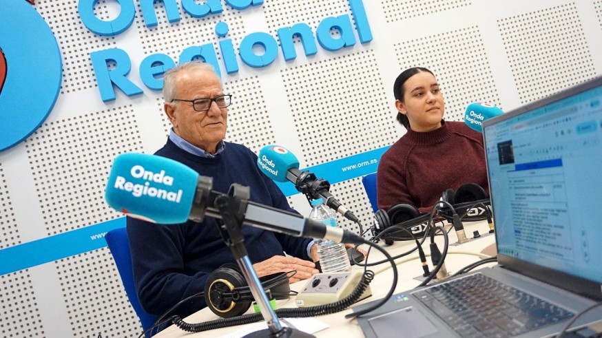Nos vamos de parranda. Pedro Cardoso: Clase magistral de trovo ante la mirada atenta de su alumna aventajada