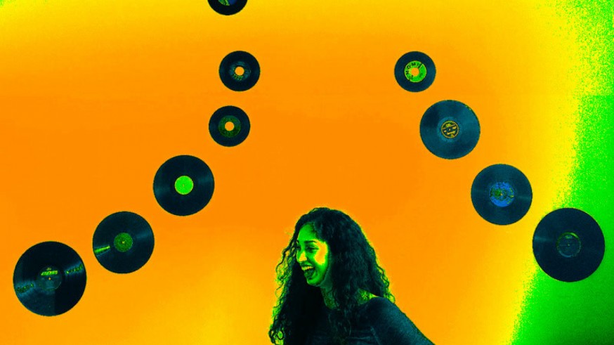 Mujer y discos de vinilo