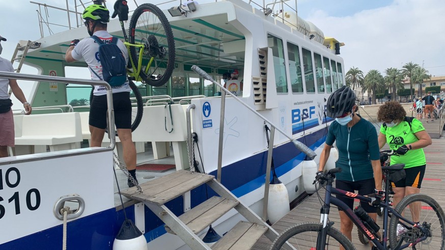 Subiendo las bicis al Ferry