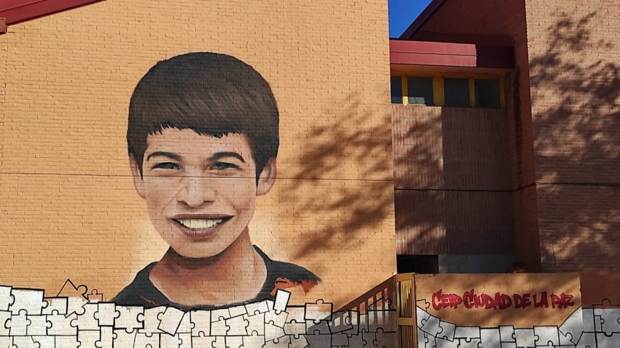 Mural de Carlos Alcaraz en el colegio Ciudad de la Paz