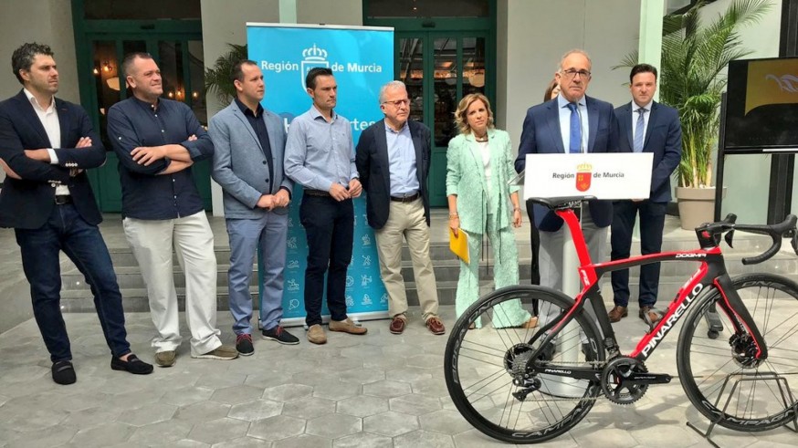 José Luis López Cerrón se dirige a los asistentes al acto de presentación de los Nacionales de ciclismo